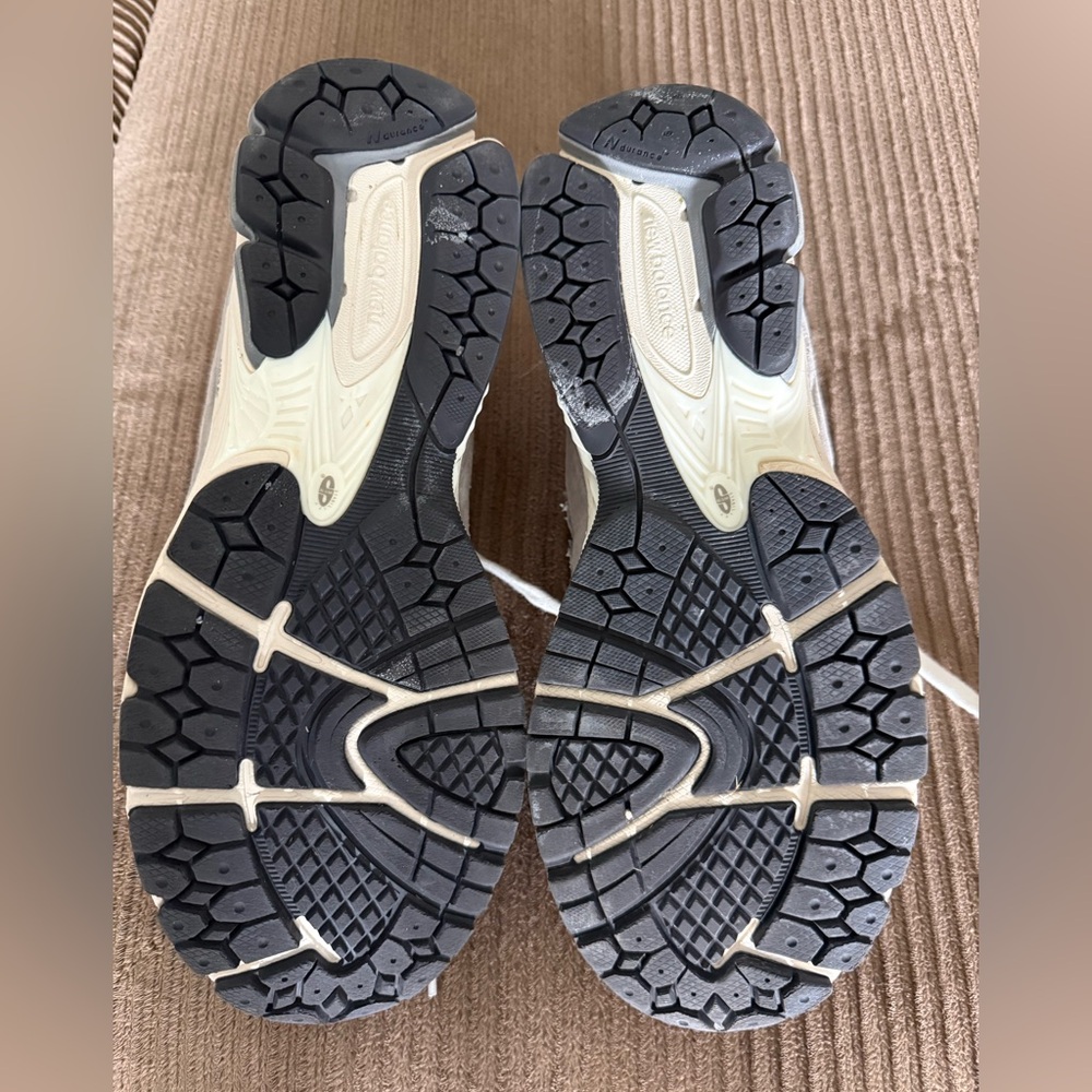 New Balance Light Gray and Off-White Athletic Shoes Size 11 mens - Picture 3 of 3